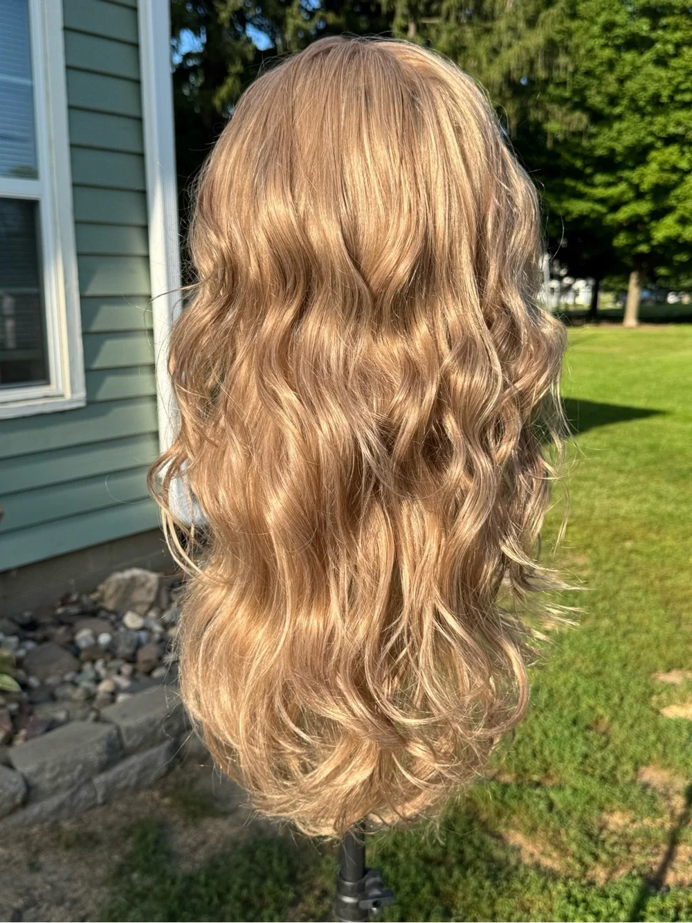 Blonde Wavy Women's Wig - Natural Honey Blonde